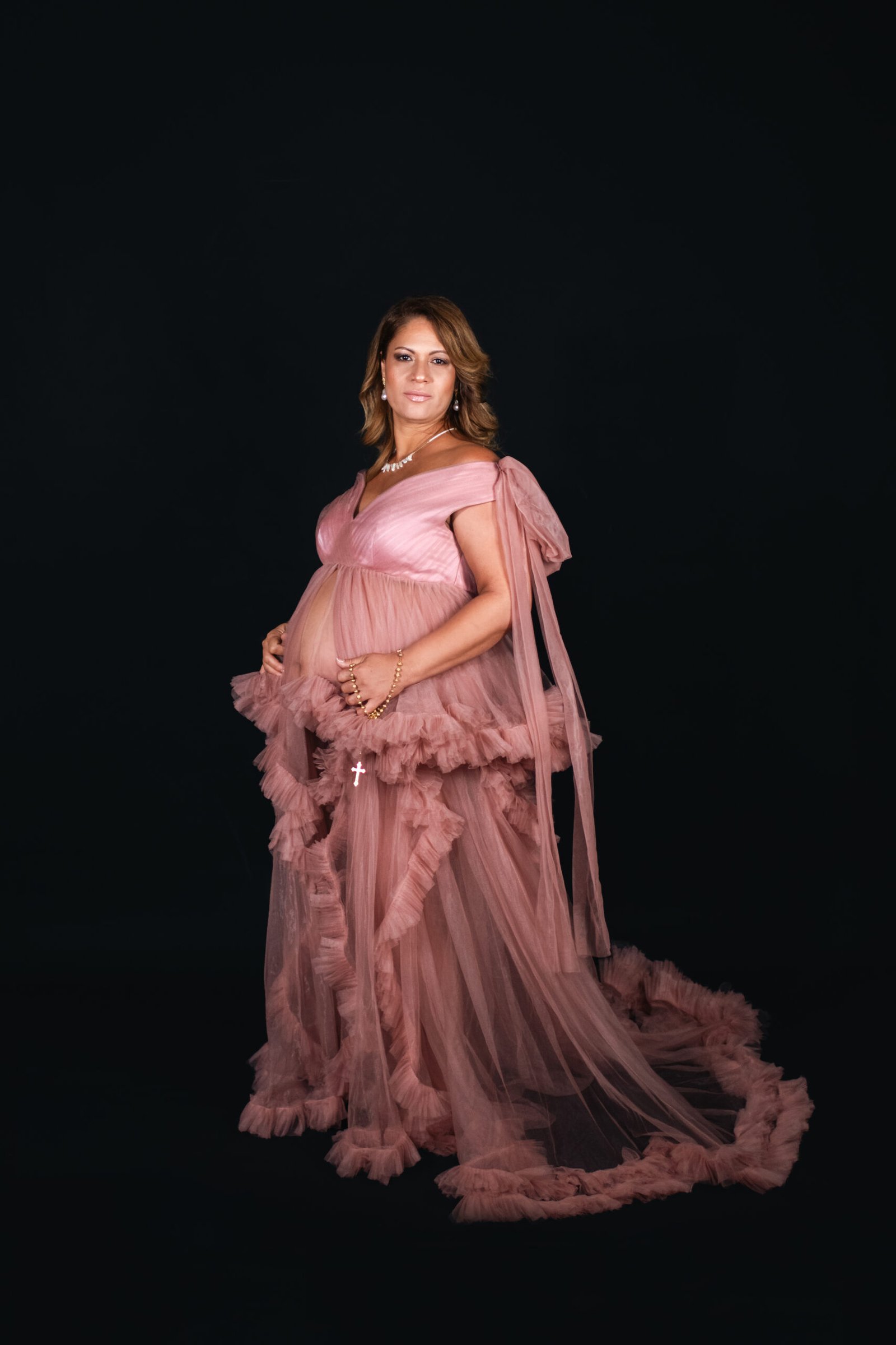 Maternity portrait photographed in Montreal by Keyris Rodriguez