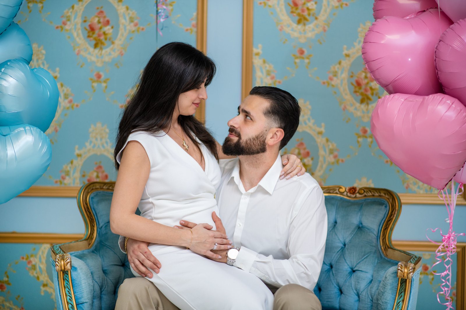 Maternity portrait photographed in Montreal by Keyris Rodriguez